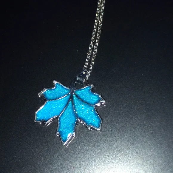 NEW! Stunning Winter Iced Blue & Silver Maple Leaf Necklace - Picture 3 of 7